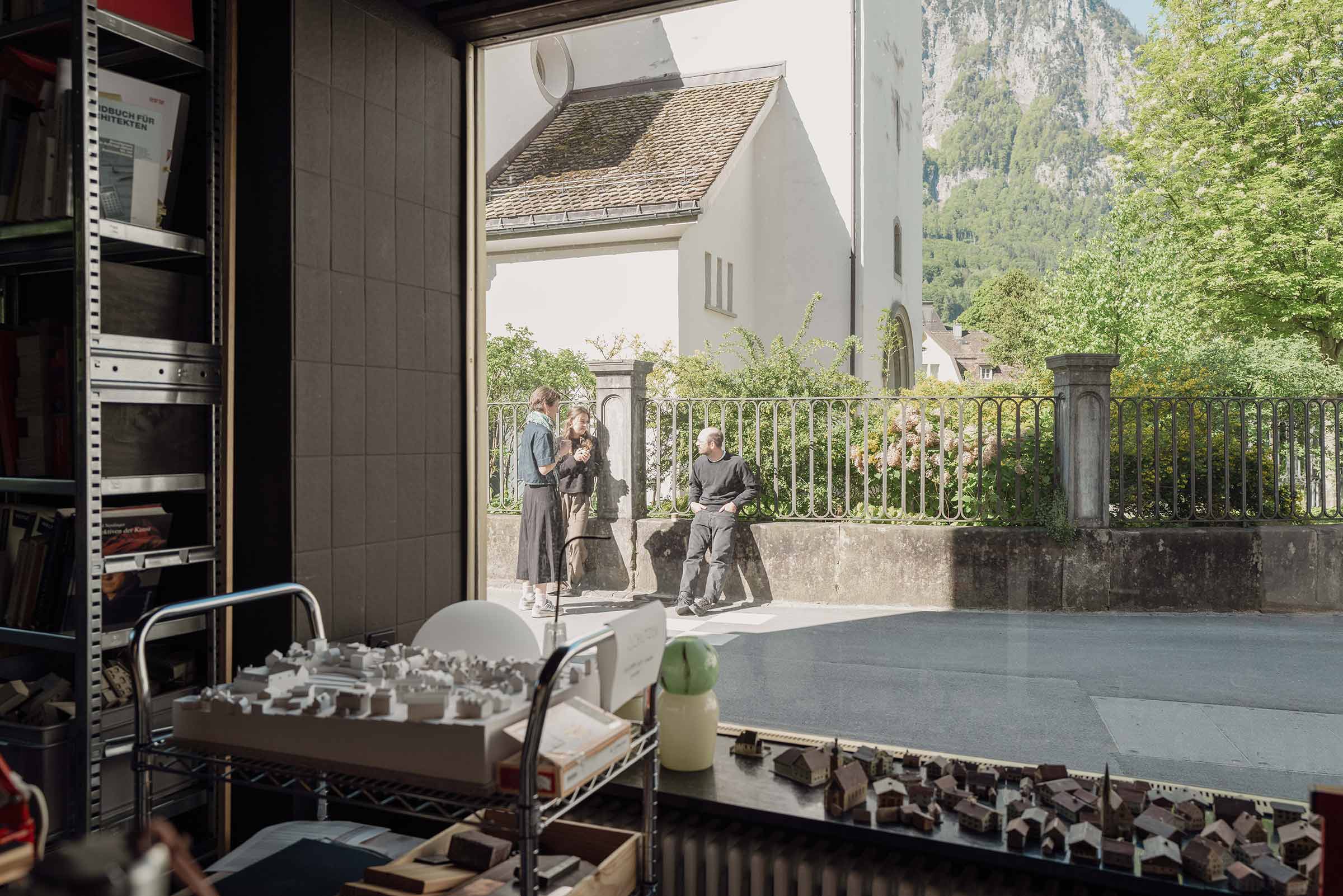 Vor-der-Kirche